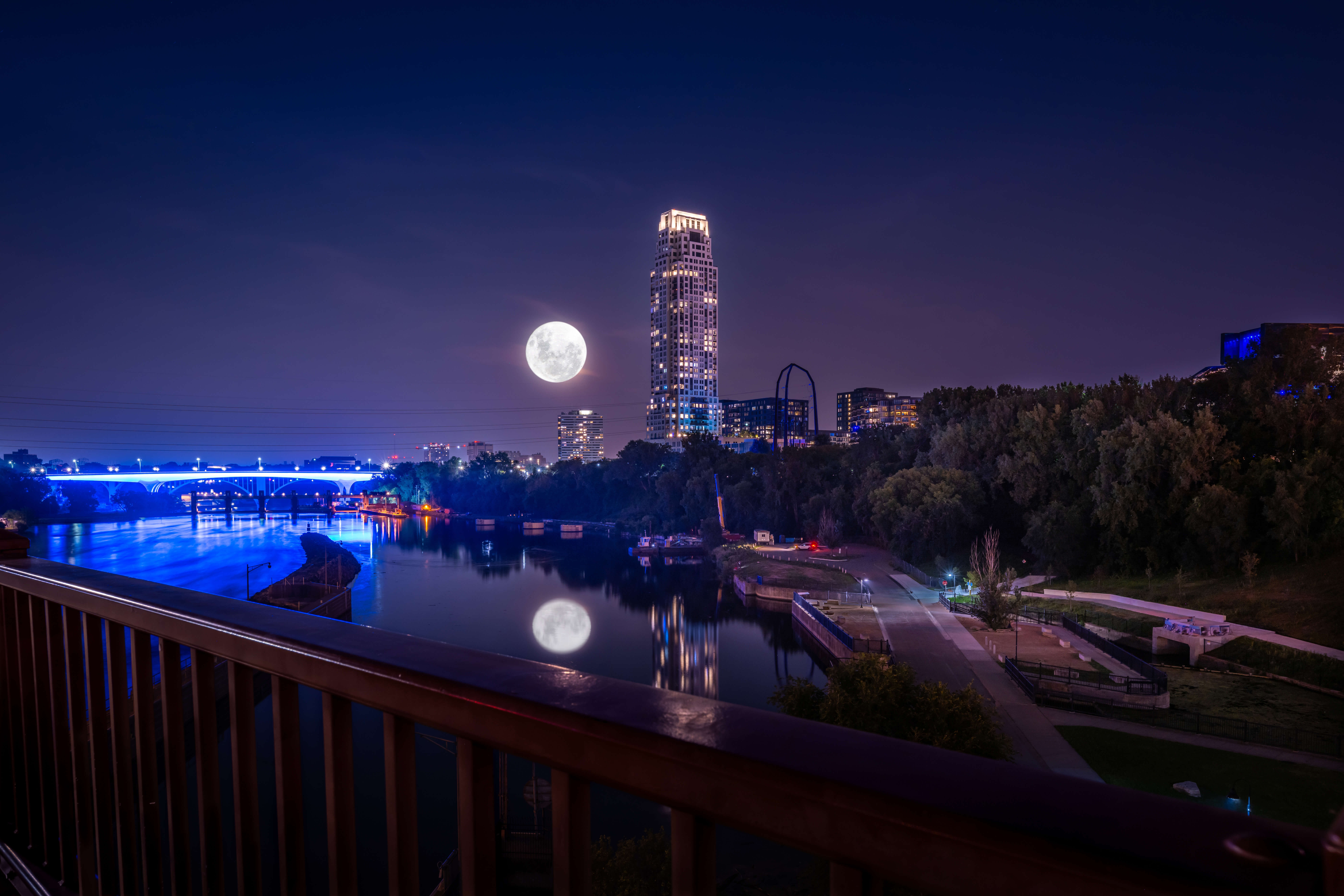 Super Moon Over Minneapolis: Eleven Tower Shines in Downtown Minneapolis Super Moon Over Minneapolis: Eleven Tower Shines in Downtown Minneapolis
