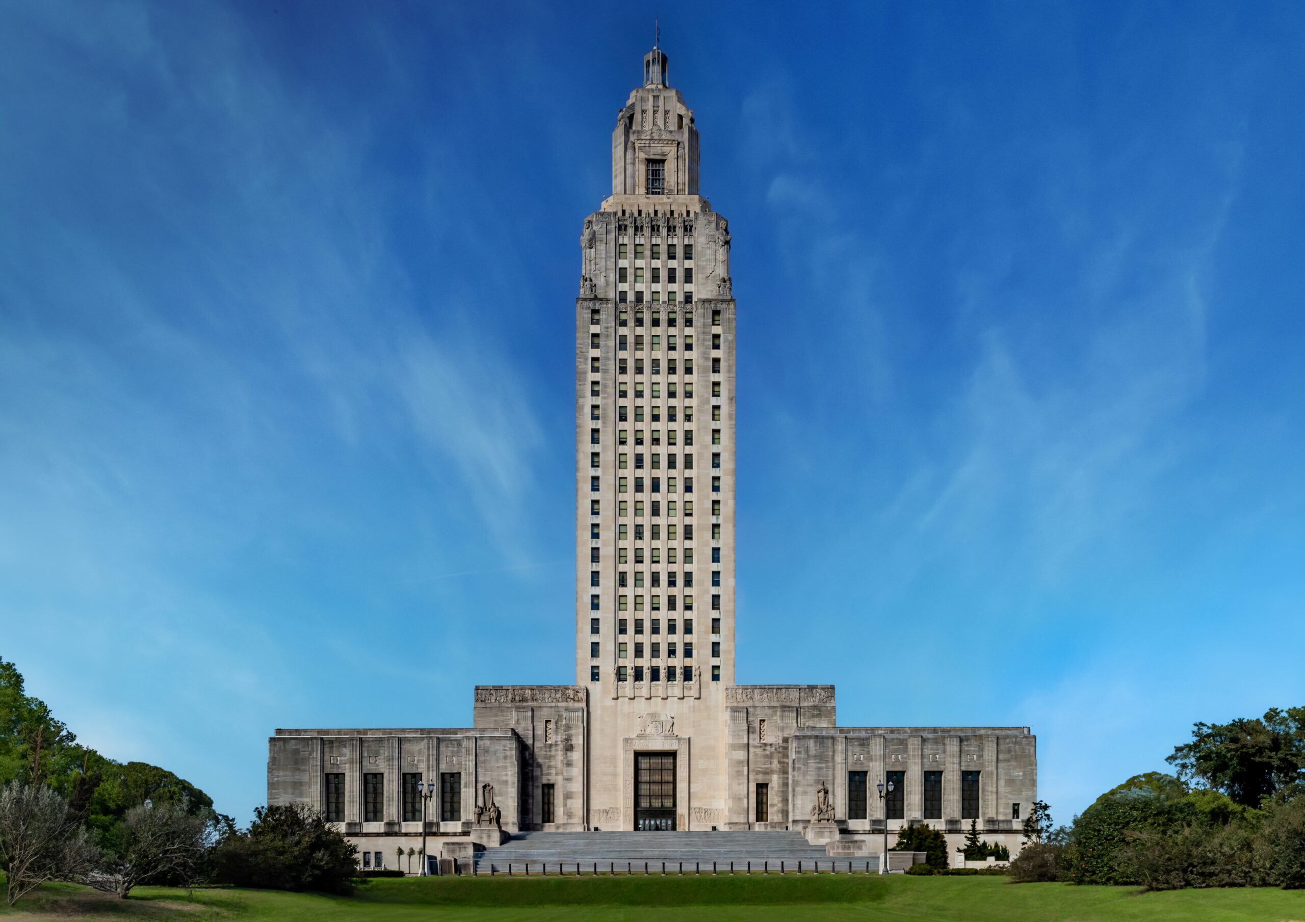 Louisiana State Capitol: Majestic Skyscraper Against a Clear Blue